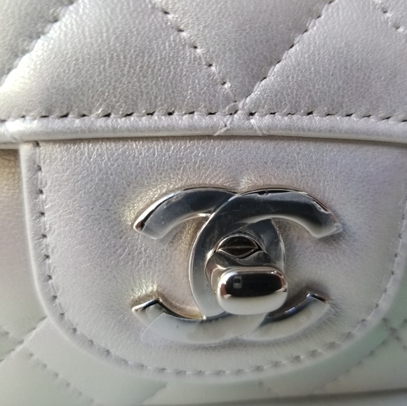 Authentic new Chanel mini single flap bag seashell irridescent 2020 lambskin - Picture 3 of 14